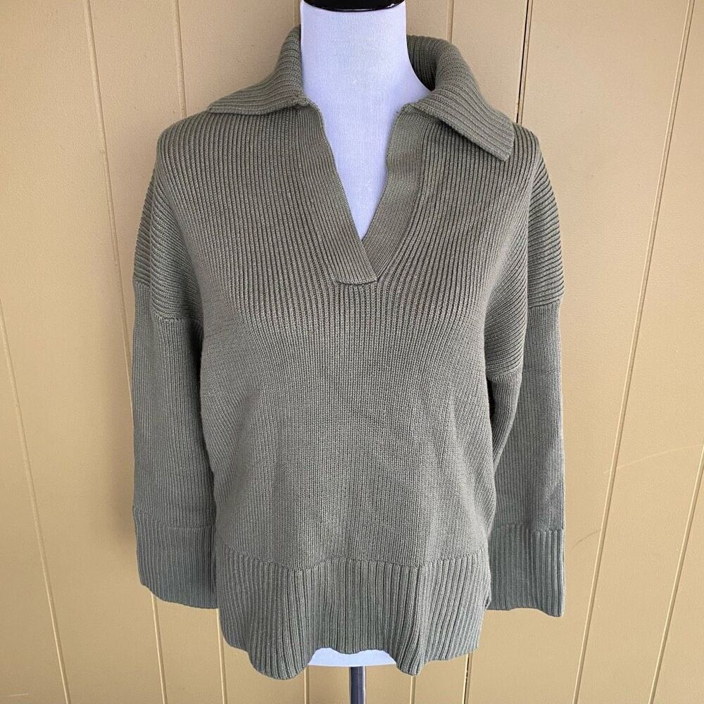 Abercrombie & Fitch women XS collared V-cut Longsleeve knit sweater brand new